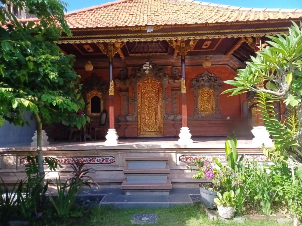 KrambitanRumah Bali Kelating的花园中间的寺庙