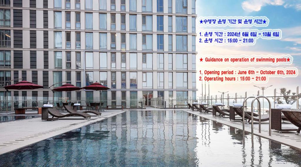 济州市海蓝丽景酒店的一座大型建筑,在一座建筑前设有一个游泳池