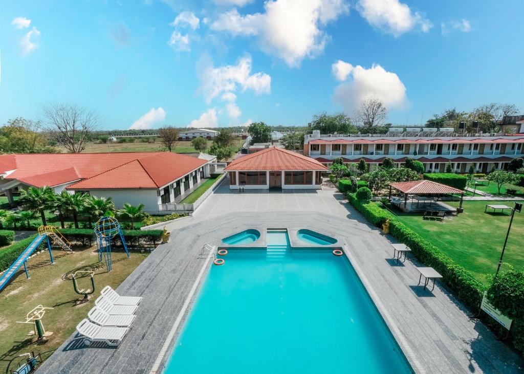 DabokRupis Resort的享有度假村游泳池的顶部景致
