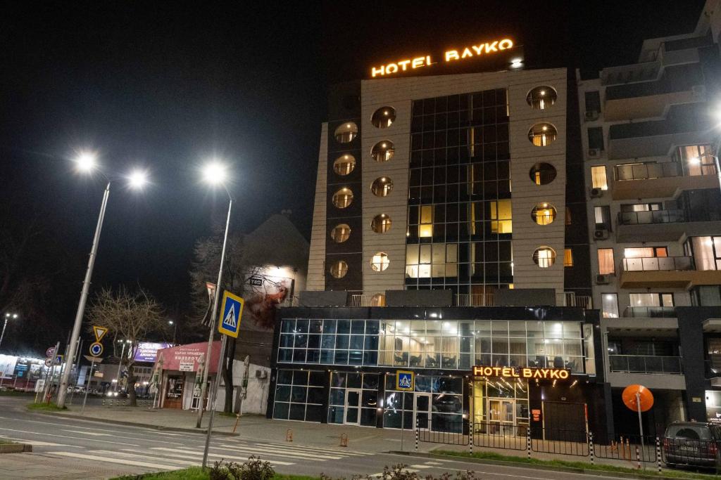 普罗夫迪夫HOTEL BAYKO的夜间的酒店,建筑和街道灯