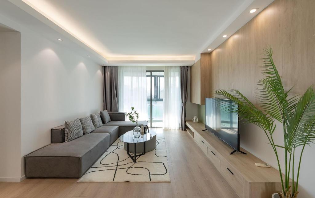 上海上海新天地打浦桥田子坊近外滩 阳光舒适豪华房的客厅配有沙发和桌子