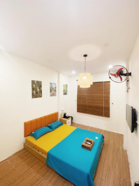 河内Michi house căn hộ đối diện bảo tàng HCM的一间卧室配有一张床和一台电视