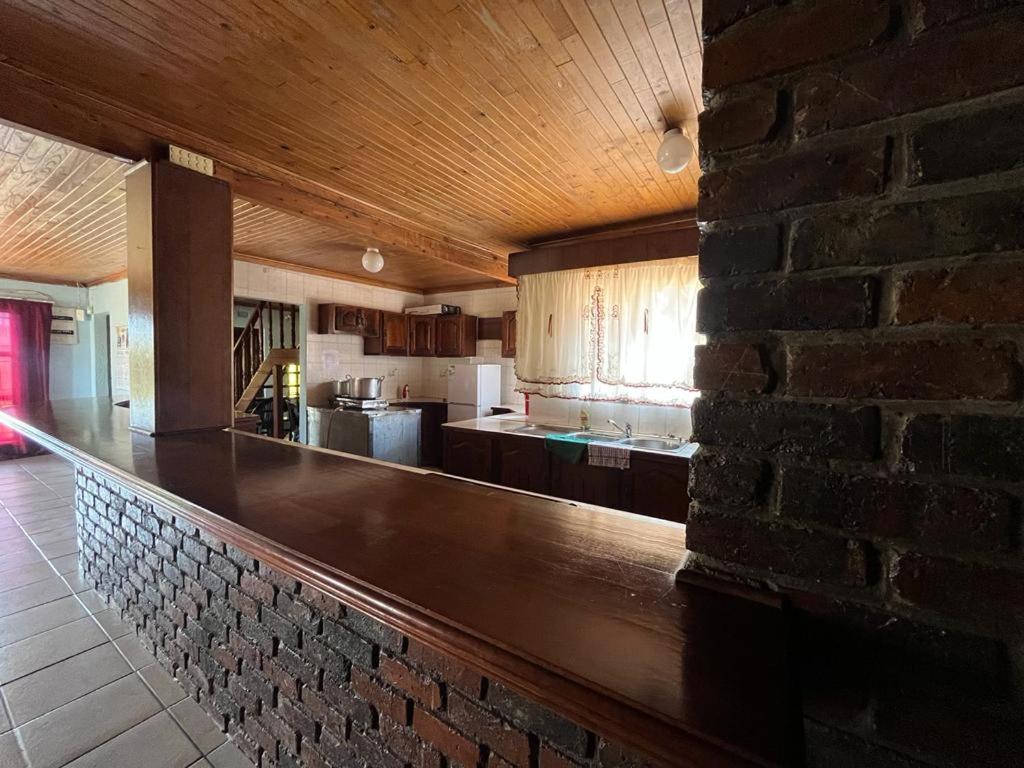 BrakpanKharimbi Campsite House的厨房设有柜台和砖墙