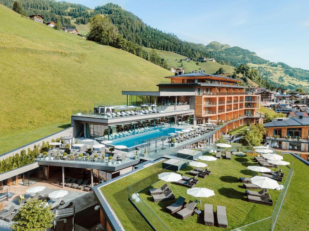 格罗萨尔DAS EDELWEISS - Salzburg Mountain Resort的享有带游泳池的度假村的空中景致