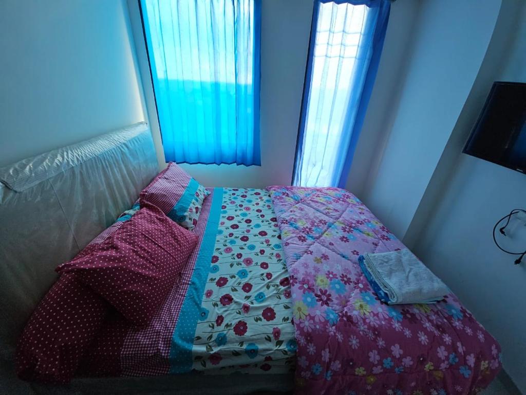 当格浪OSAKA RIVERVIEW的一间卧室配有一张带被子和枕头的床