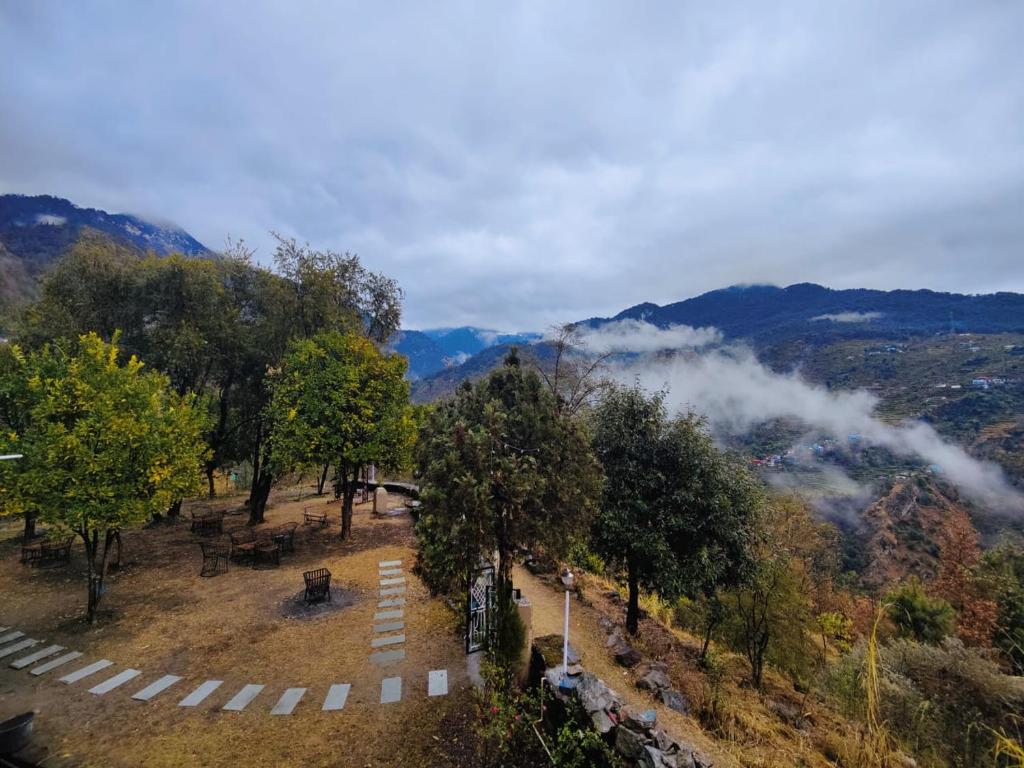 UkhimathDharohar Chopta的享有树木和山脉公园的景色