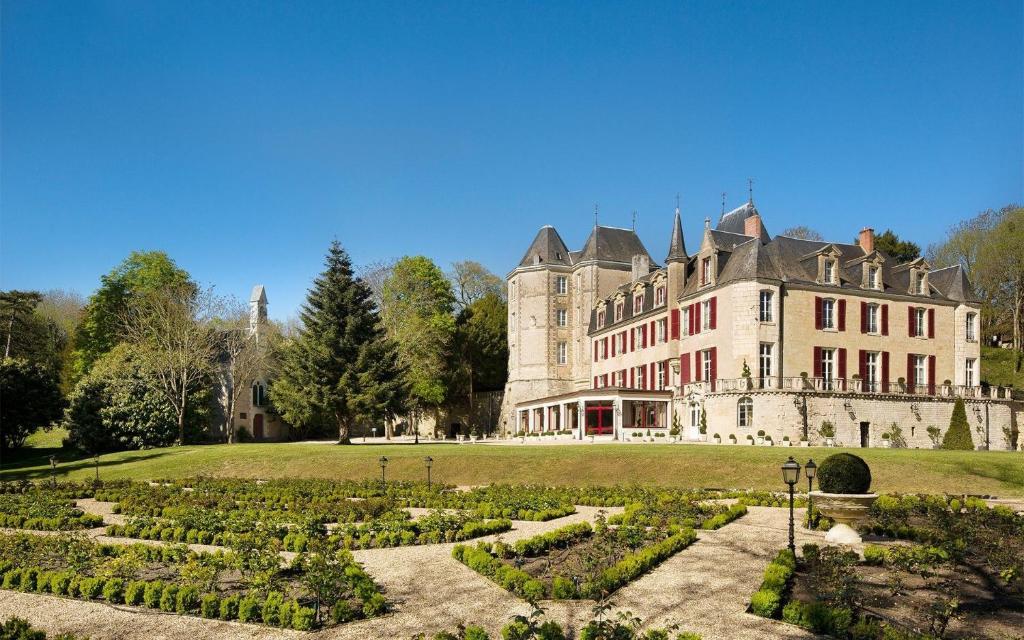 SepmesChateau Laroche-Ploquin的一座古老的城堡,前面有一个花园