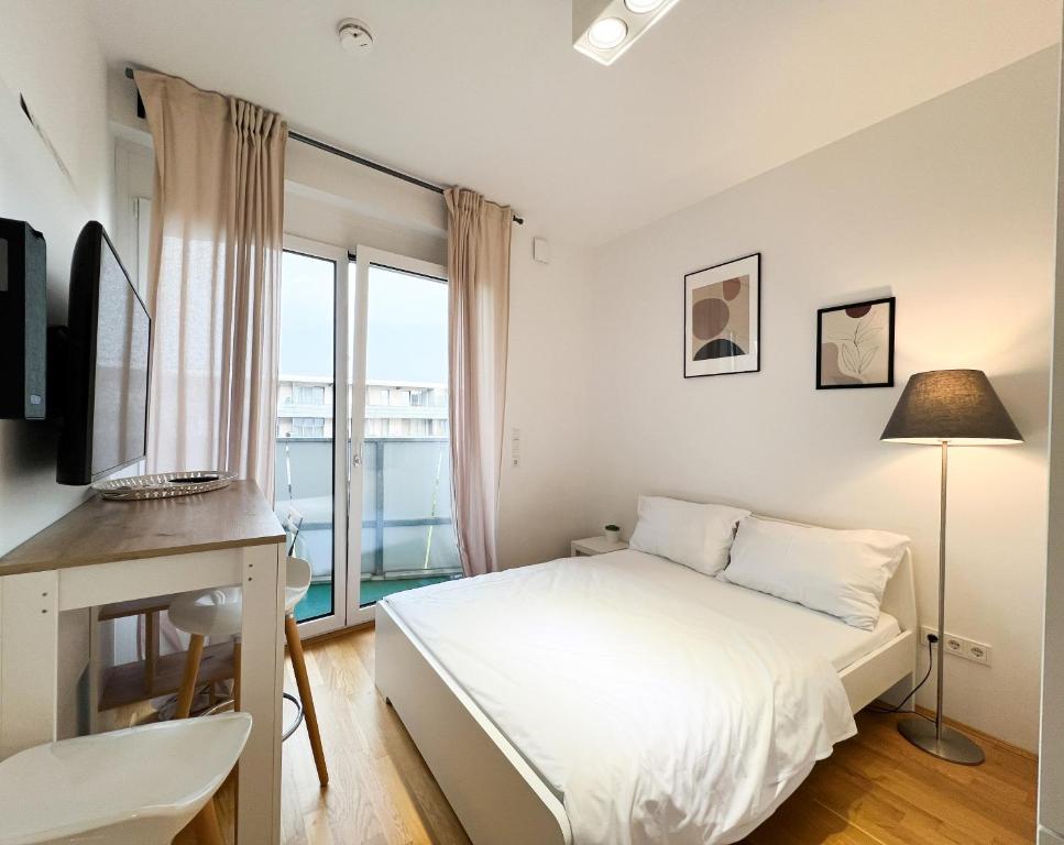 慕尼黑MyRoom Apartment in Munich的白色的卧室设有床和窗户