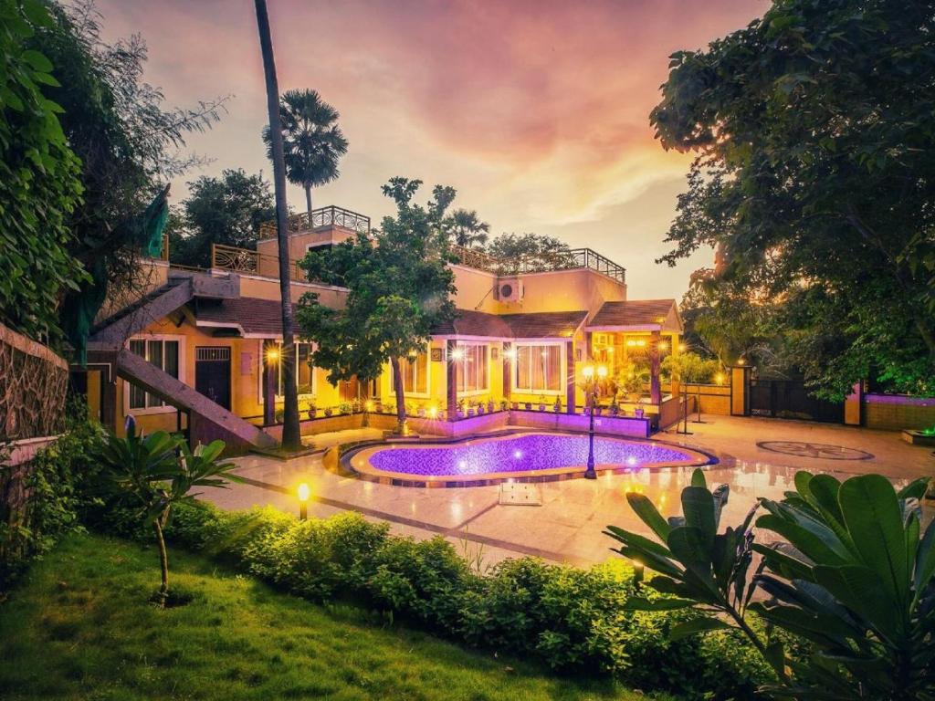 孟买Shore Beats Villa的庭院中带游泳池的房子
