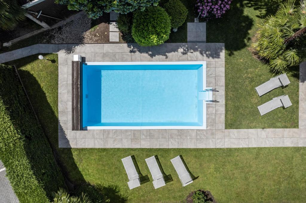 梅拉诺Residence Désirée Classic & Design的享有庭院游泳池的顶部景色