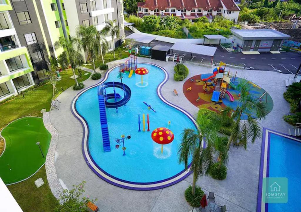 怡保Jomstay Manhattan Suites Ipoh Water Park Homestay的享有度假村游泳池的顶部景致