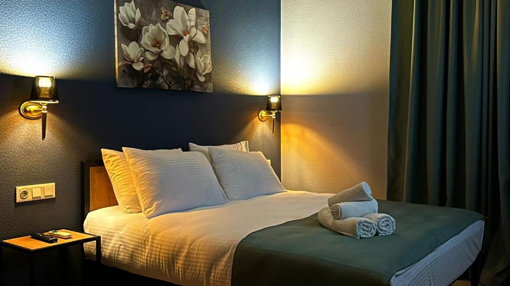 第比利斯Hotel Citizen Avlabari的卧室配有带白色枕头的大床