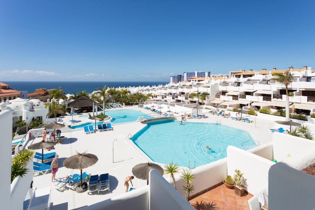 帕莱索海滩Paradise Homes Tenerife的享有带游泳池的度假村的空中景致