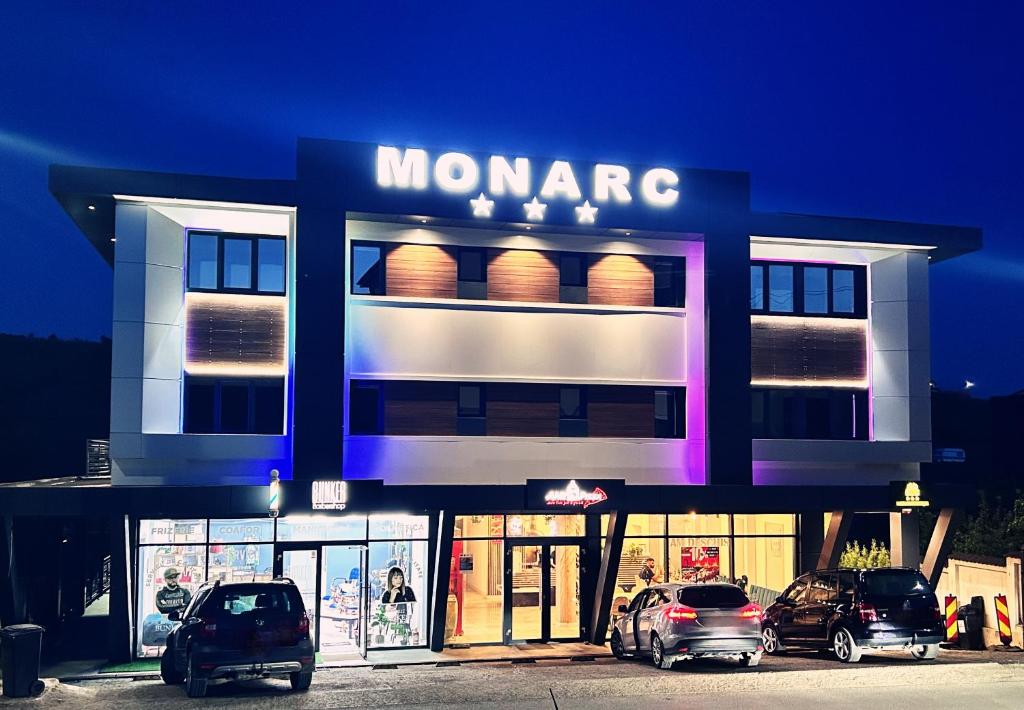 雅西MONARC Boutique ApartHotel - SELF CHECK-IN的一间满洲商店,里面的汽车停在店前
