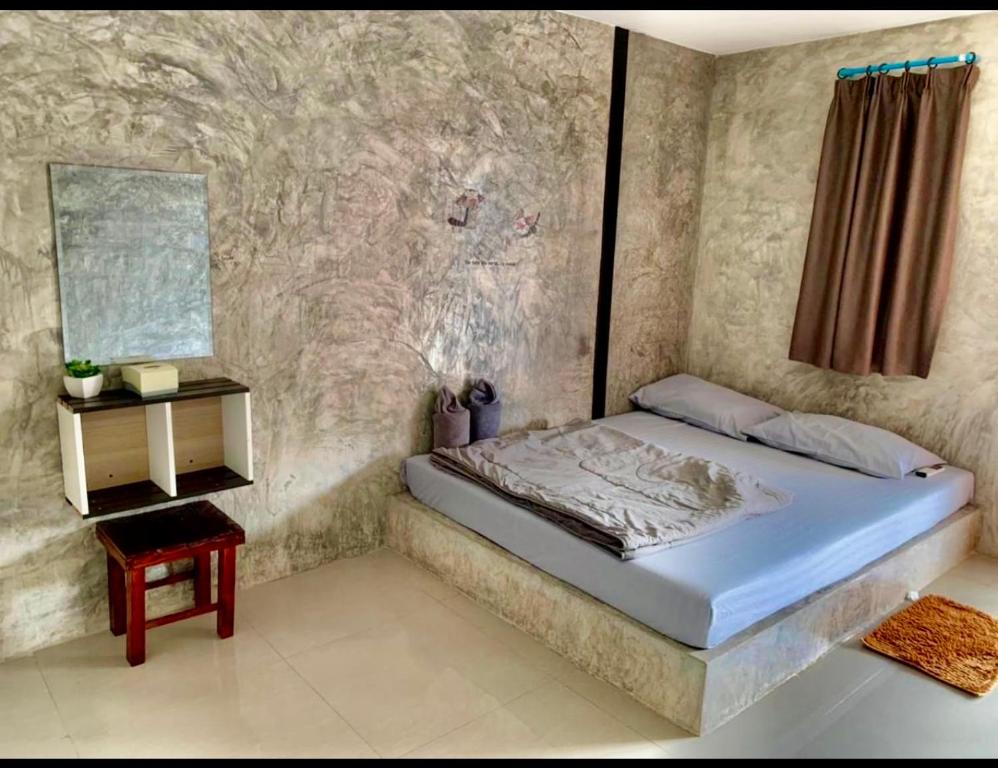 格兰岛Cactus Resort的一间卧室配有一张床和一张边桌