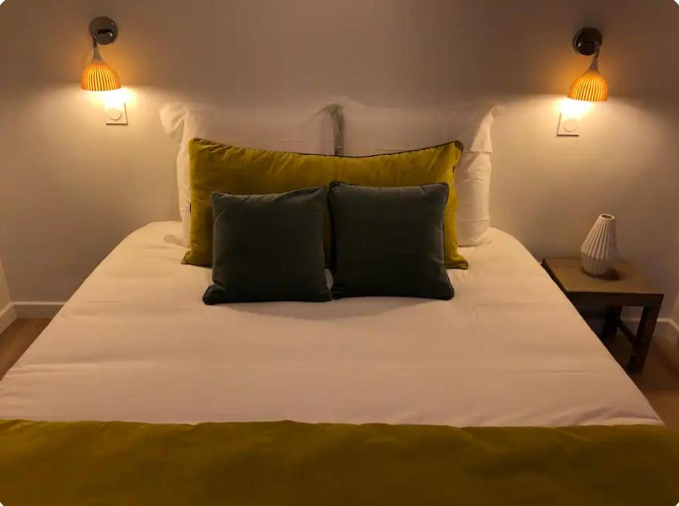 巴斯蒂亚Terrazzo的一张带两个枕头的大白色床