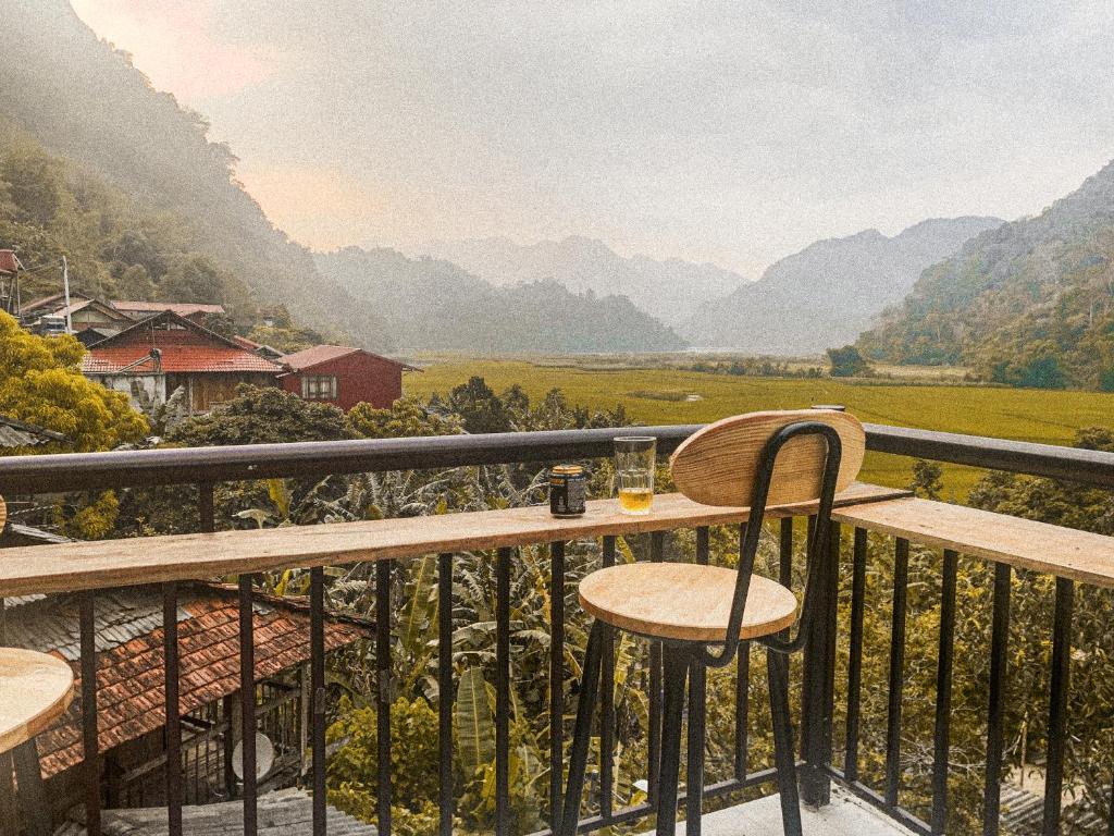 北市Duy Tuyen Ba Be Homestay Free BBQ的俯瞰山谷的阳台配有桌椅