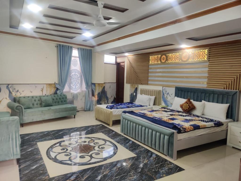 拉瓦尔品第Al Wasay Hotel的一间带两张床和一张沙发的卧室