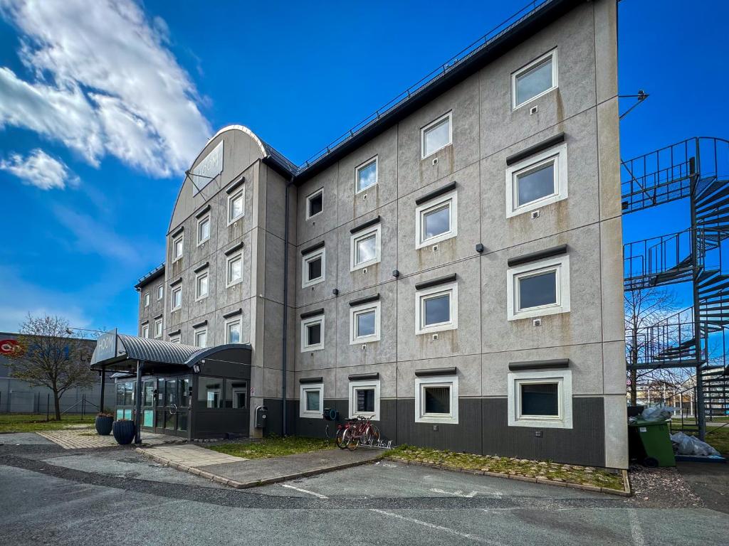 延雪平HOOM Home & Hotel Jönköping的前面有一个公共汽车站的建筑