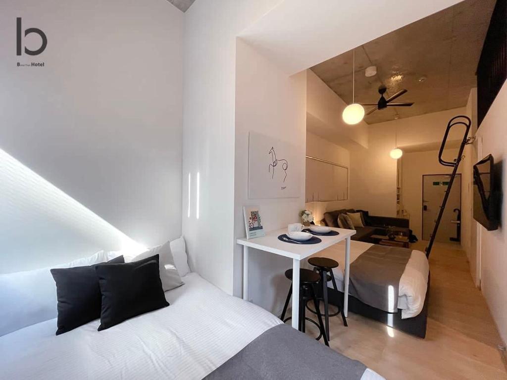广岛bHOTEL Nekoyard - Modern new 1BR apt very close to peace park room wifi 7ppl的客房设有两张床和一张书桌