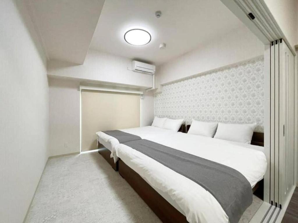 广岛bHOTEL Casaen - Cozy 1BR Apt near Hondori District for 6 Ppl的一间卧室,卧室内配有一张大床