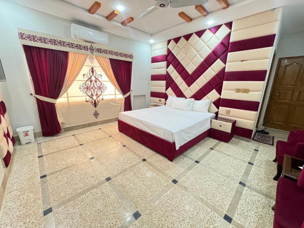 伊斯兰堡Royal Executive Inn Guest House的一间卧室配有一张床,房间设有窗户