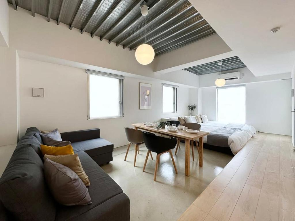 广岛bHOTEL Arts Dobashi - Studio Apt for 6 Ppl Near Peace Park的客厅配有沙发和桌子