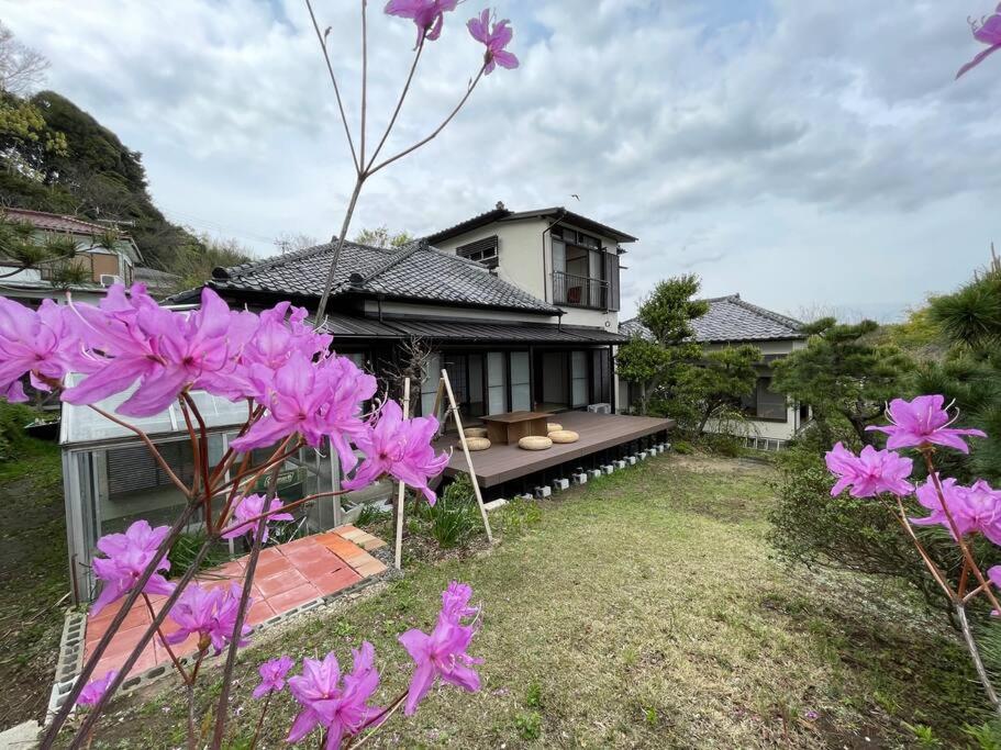 逗子市【 円 madoka 】逗子鎌倉で暮らすように過ごす一棟貸し宿泊施設​的院子里鲜花盛开的房子