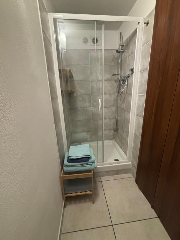 佛罗伦萨Vespucci Rooms & Apartament Eliana SELF CHECK-IN的浴室设有淋浴,凳子上备有毛巾