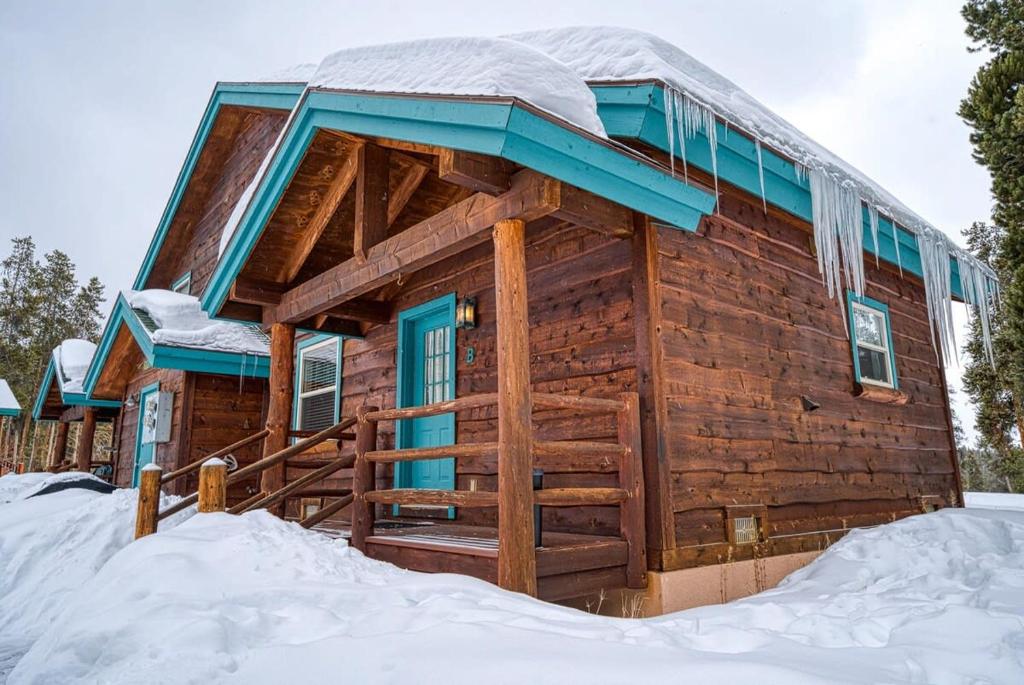 莱德维尔Giddy Betsy 3B的小木屋,地面上积雪