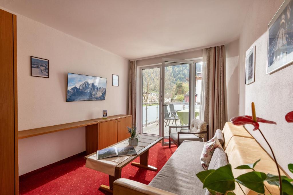 瑟尔埃罗尔德公寓酒店的客房设有床、书桌和窗户。
