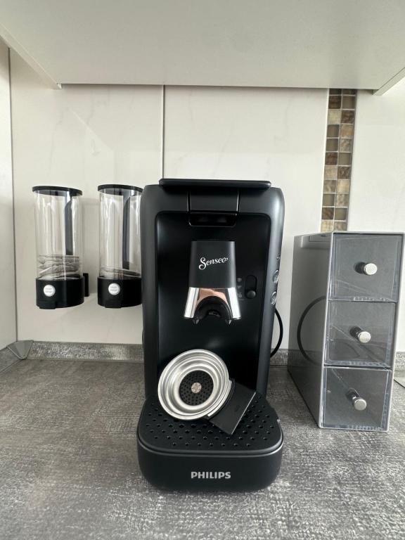 汉诺威Apartment Alana的厨房里配有带摄像头的黑色咖啡壶