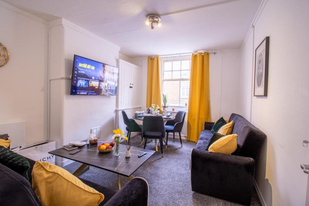 伦敦Chic Urban Retreat 1 Bedroom Gem in Covent Garden 3AB的客厅配有沙发和桌子