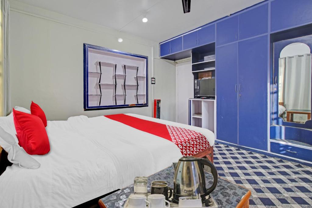 斯利那加Flagship Comfort By Comfay的一间蓝色和白色的卧室,配有一张床和一张桌子