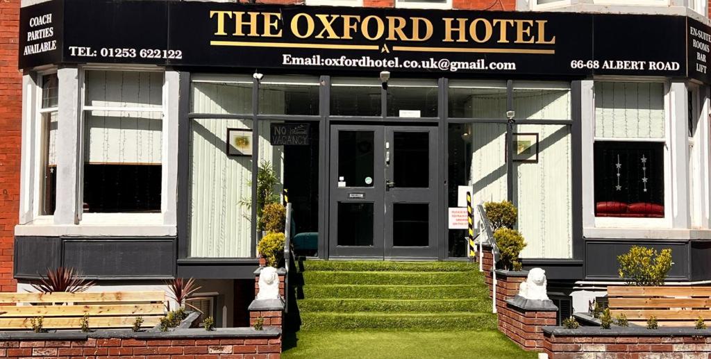 布莱克浦The oxford Hotel的一座建筑,上面写着奥克斯福德酒店