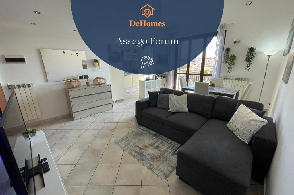 布奇纳斯科DeHomes - Assago Forum的客厅配有沙发和桌子