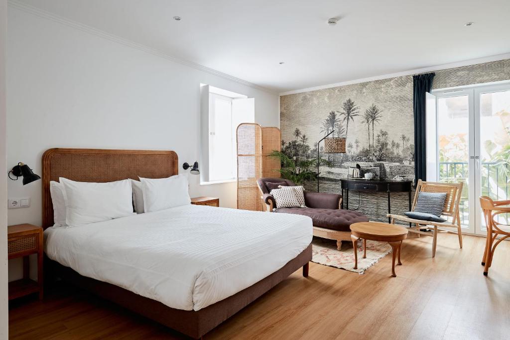 法鲁Casa Apollo Guesthouse的一间卧室设有一张床和一间客厅。
