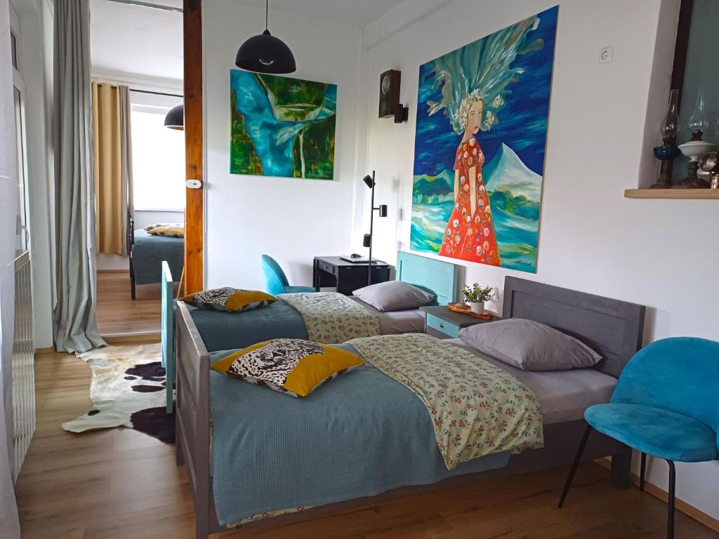 托尔明Apartment with Terrace Nona Pavla的卧室配有一张床,墙上挂有绘画作品