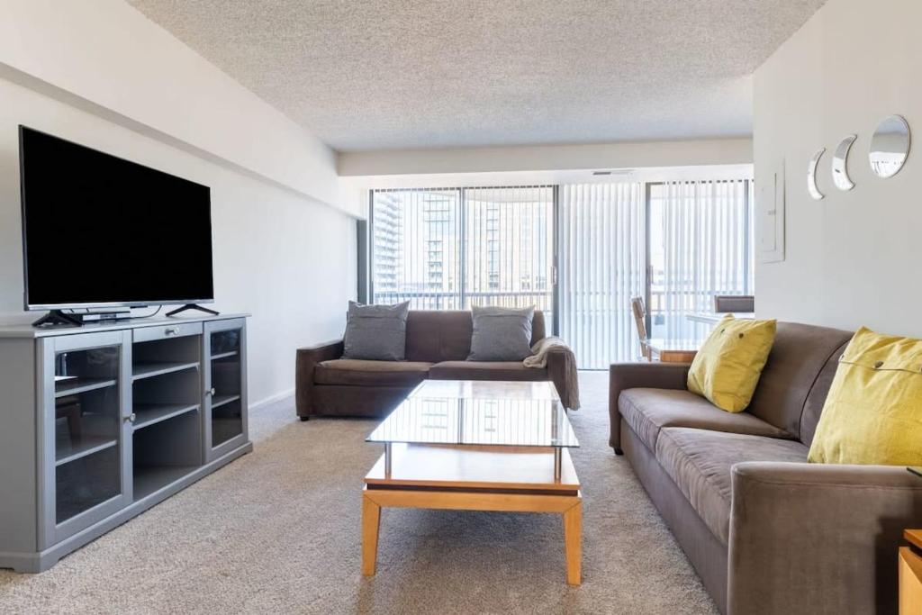 阿林顿2BR Serene Executive Retreat with Balcony的带沙发和平面电视的客厅