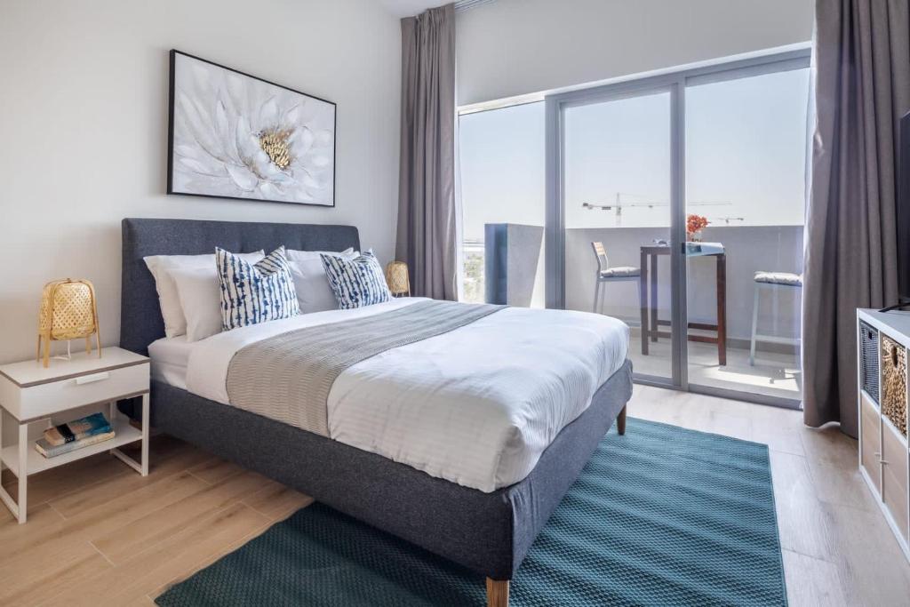 迪拜Frank Porter - Azizi Aura的一间卧室设有一张大床和一个大窗户