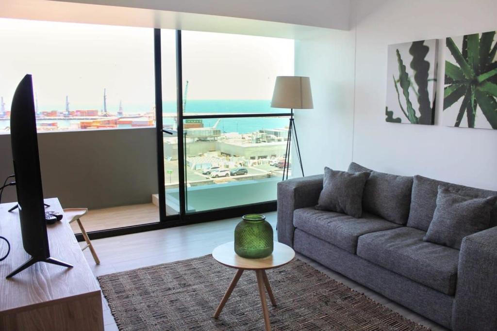 安托法加斯塔Departamento 1D1B con Terraza vista al Mar Servicio HOM 0810的客厅配有沙发和桌子