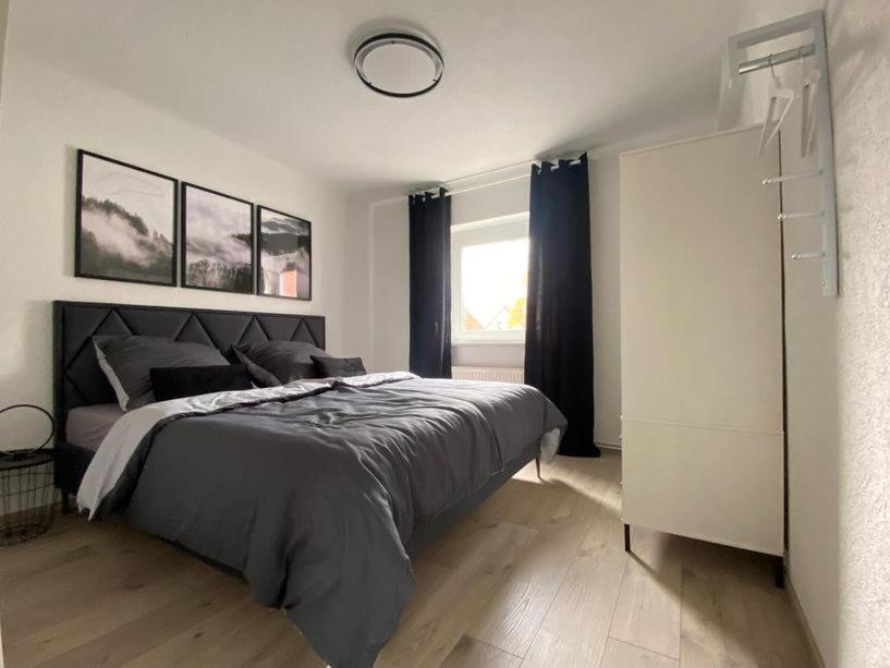 哥达Gästehaus Theo的一间卧室设有一张大床和一个窗户。