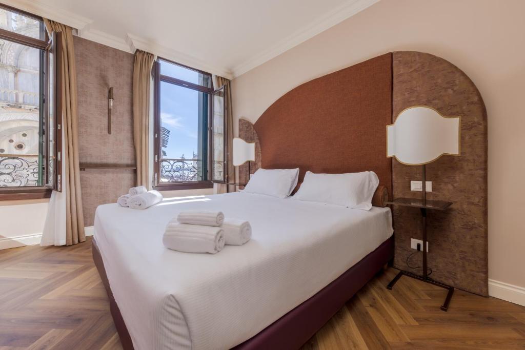 威尼斯286 Piazza San Marco的一间卧室配有一张大床和毛巾