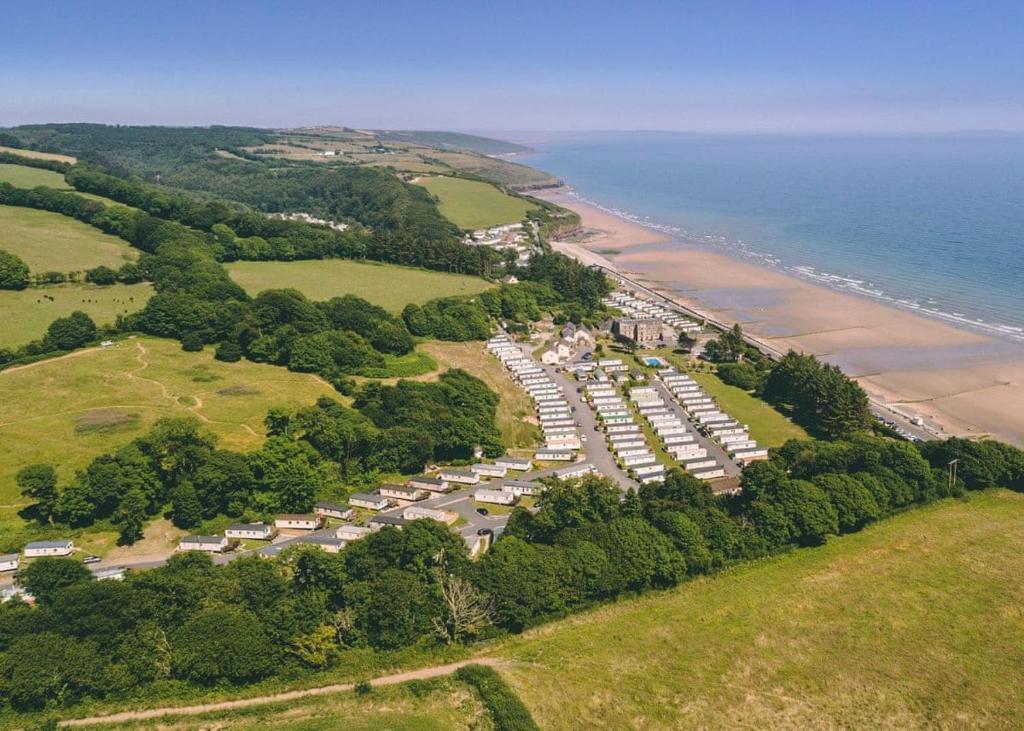 安姆罗斯Amroth Castle Holiday Park的海滩旁停车场的空中景致