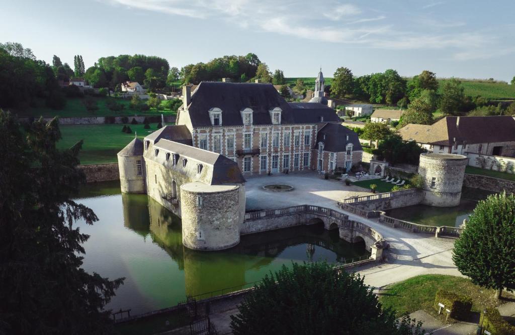 埃托日Le Château D'Etoges的享有大建筑的空中景致,享有河流美景