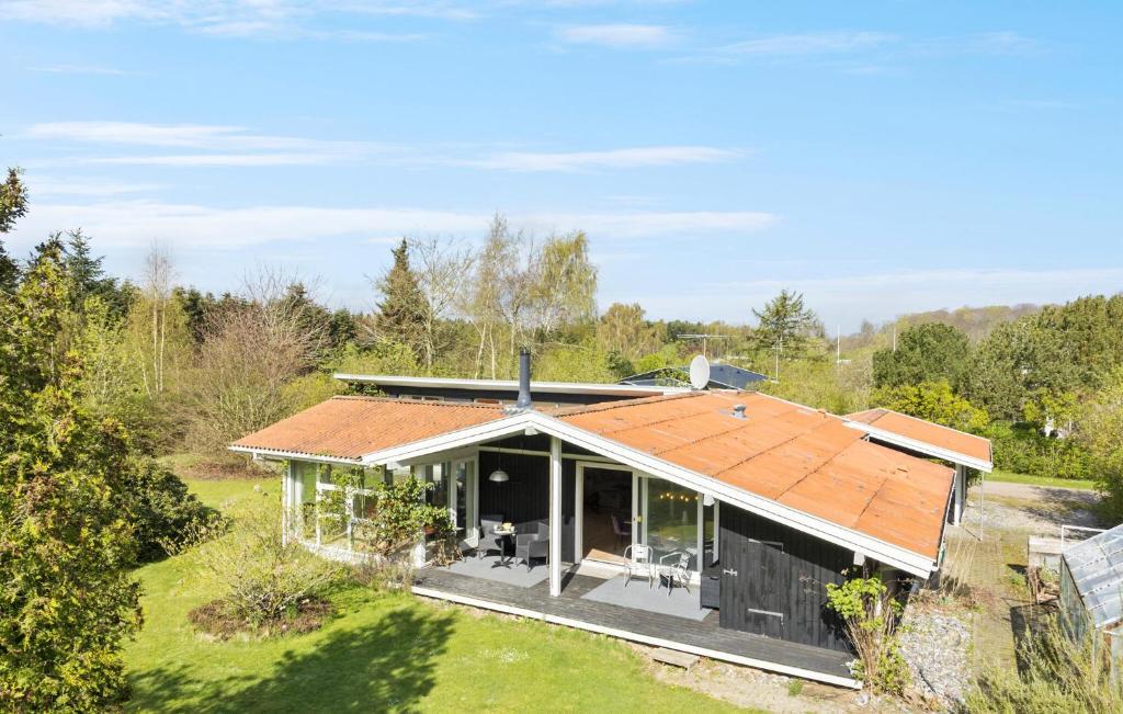 斯文堡Amazing Home In Svendborg With Wifi的金属屋顶房屋的空中景观