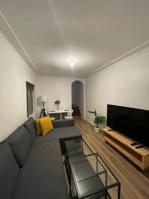 悉尼Close to city 2 Bedroom House Surry Hills的带沙发和平面电视的客厅