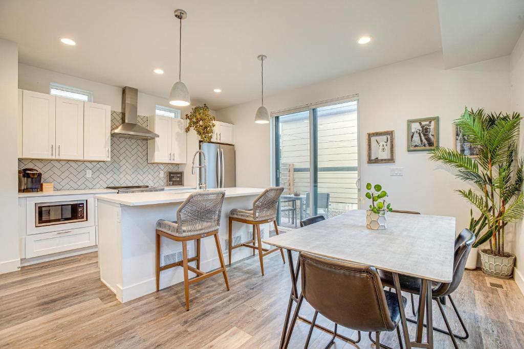 丹佛Modern Denver Vacation Rental with Rooftop Deck!的厨房以及带桌椅的用餐室。