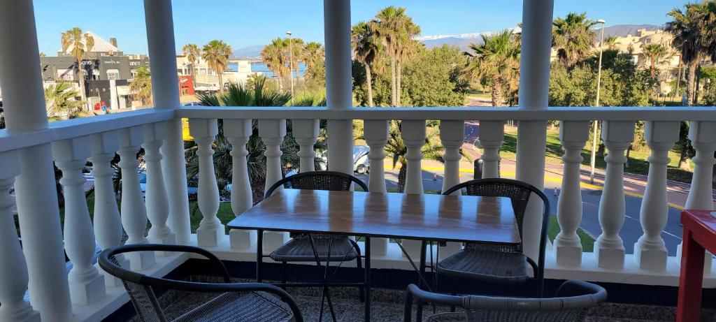 阿尔梅利马Almerimar Pearl的美景阳台配有桌椅