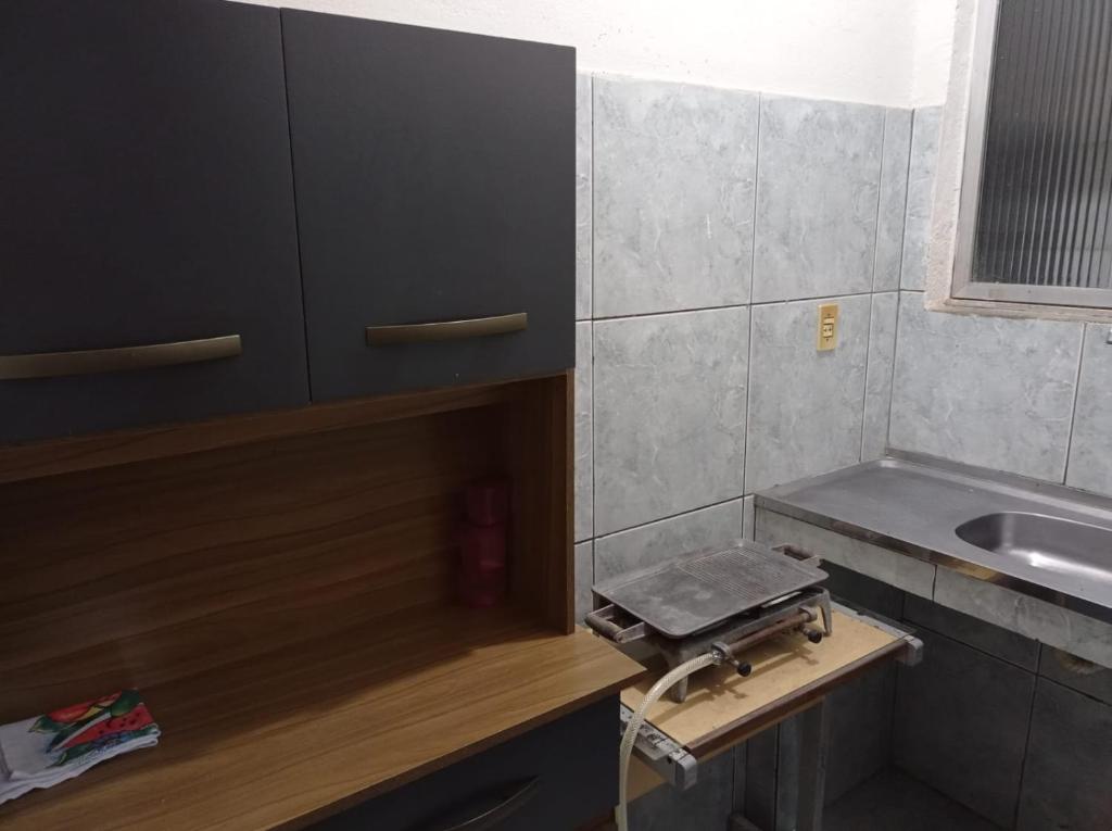 马卡埃Residencial Barbosa - Apto 102的一个带水槽和柜台的小厨房
